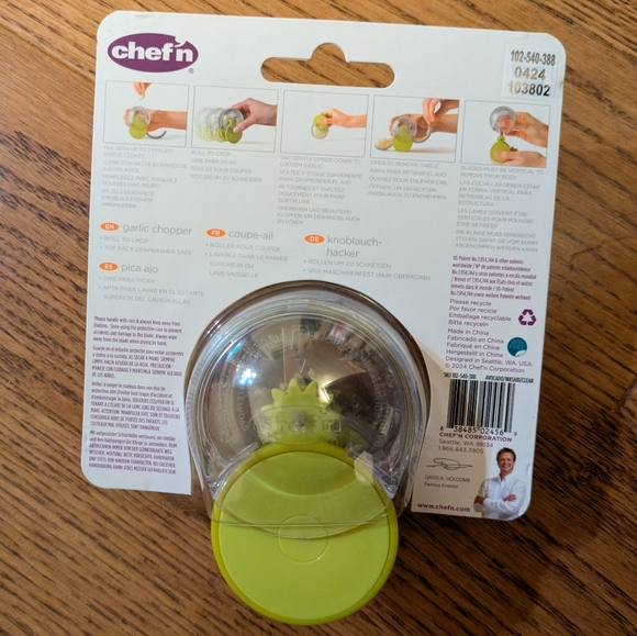 Chef'N GarlicZoom® Garlic Chopper - Picture 2 of 5